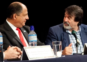 Enrique Gomáriz en conferencia