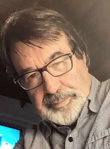 Enrique Gomáriz Moraga, retrato en interior